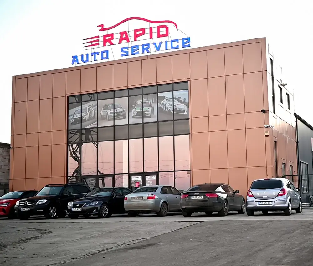 Fațada service-ului Rapid Auto Service, cu parcarea clienților